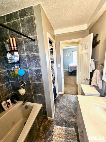 1615 ELMWOOD Street, Jacksonville, IL 62650