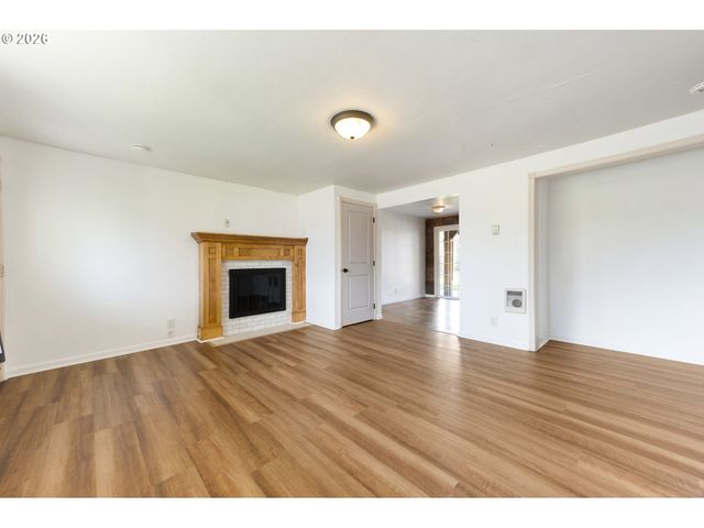 1310 W QUINALT St, Springfield, OR 97477