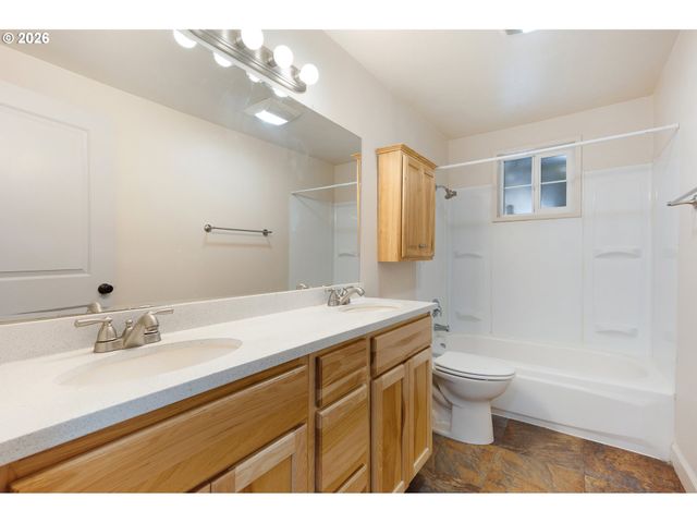 1310 W QUINALT St, Springfield, OR 97477