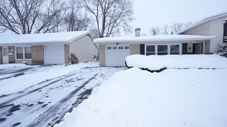 7843 Kensington Lane, Hanover Park, IL 60133