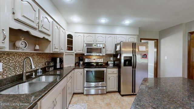 1039 Cobblestone Cir, Pioneer Village, KY 40165