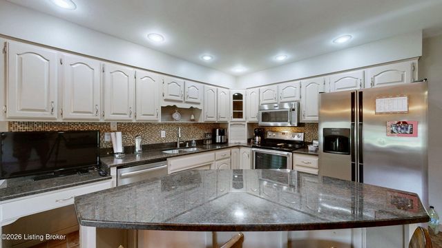 1039 Cobblestone Cir, Pioneer Village, KY 40165