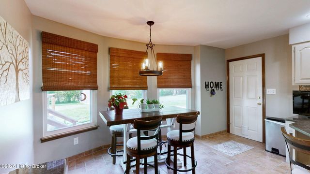 1039 Cobblestone Cir, Pioneer Village, KY 40165