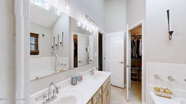 1039 Cobblestone Cir, Pioneer Village, KY 40165