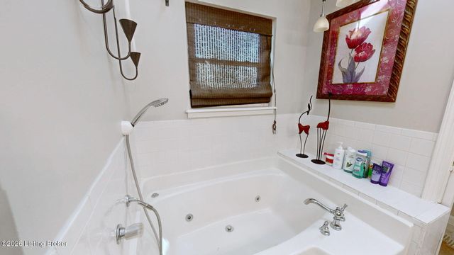 1039 Cobblestone Cir, Pioneer Village, KY 40165