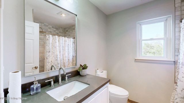 1039 Cobblestone Cir, Pioneer Village, KY 40165