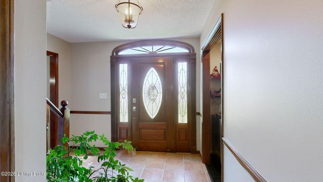 1039 Cobblestone Cir, Pioneer Village, KY 40165