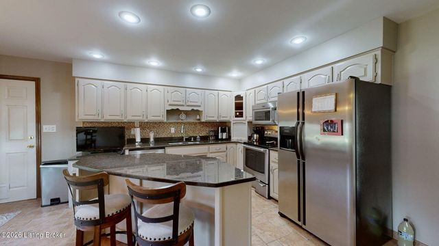 1039 Cobblestone Cir, Pioneer Village, KY 40165