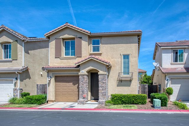 3043 Cirque Lane, Clovis, CA 93619