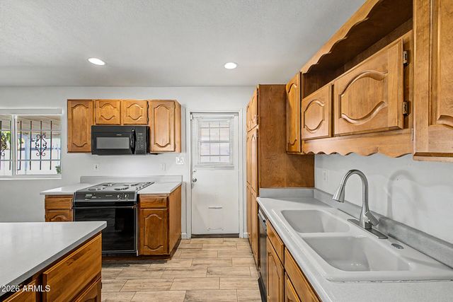 2527 W LARKSPUR Drive, Phoenix, AZ 85029