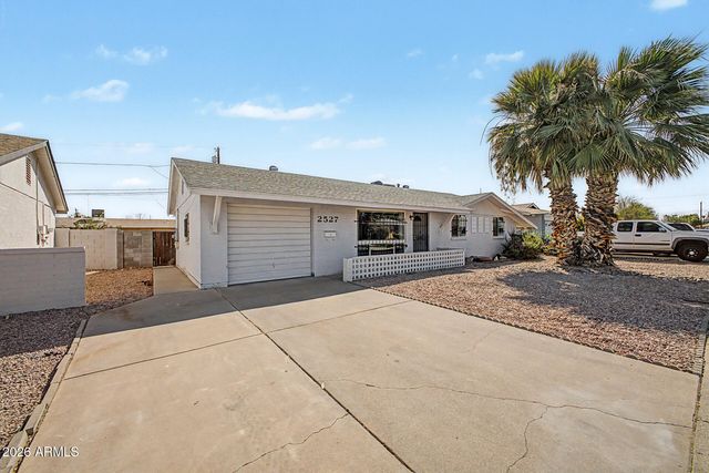 2527 W LARKSPUR Drive, Phoenix, AZ 85029