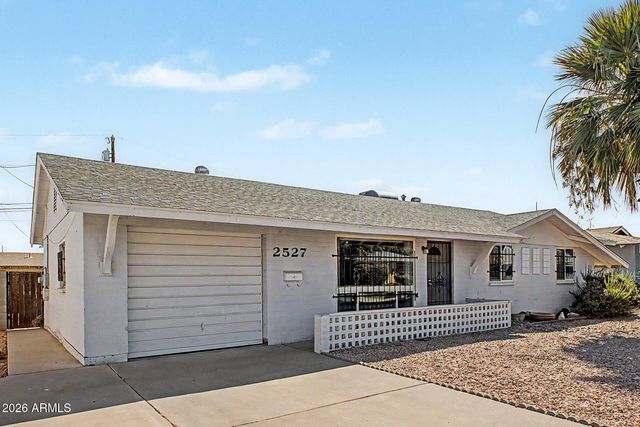 2527 W LARKSPUR Drive, Phoenix, AZ 85029