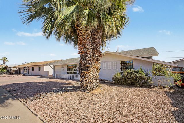 2527 W LARKSPUR Drive, Phoenix, AZ 85029