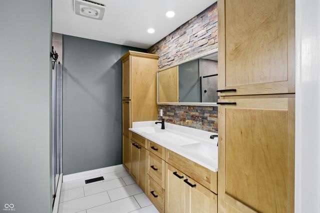 4565 W Carr Hill Road, Columbus, IN 47201