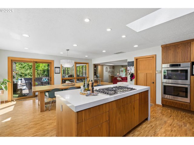 1046 Sw PALATINE St, Portland, OR 97219