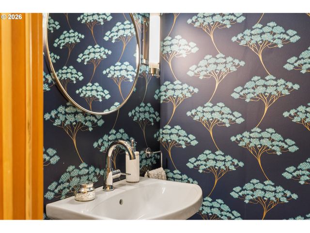 1046 Sw PALATINE St, Portland, OR 97219