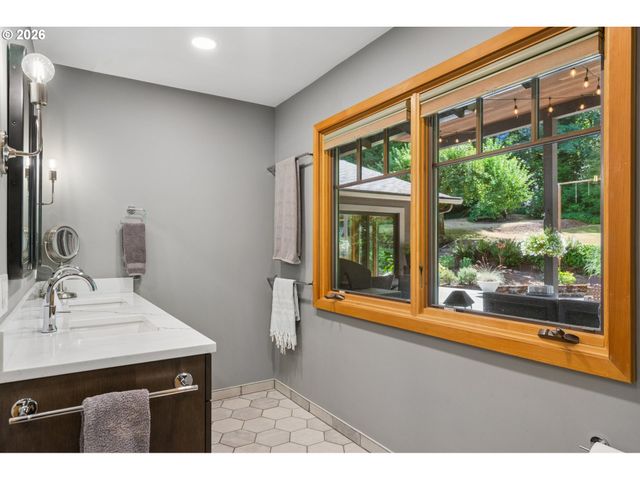 1046 Sw PALATINE St, Portland, OR 97219