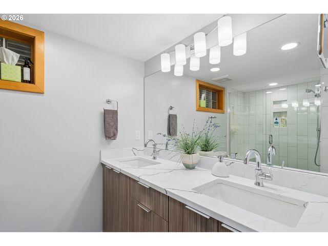 1046 Sw PALATINE St, Portland, OR 97219