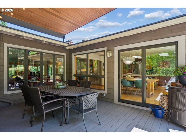 1046 Sw PALATINE St, Portland, OR 97219