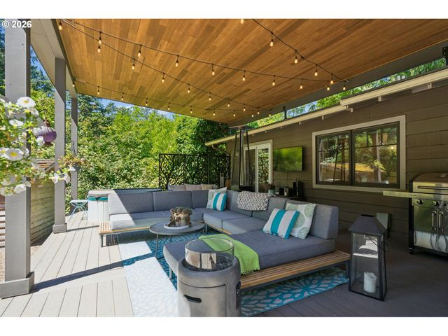 1046 Sw PALATINE St, Portland, OR 97219