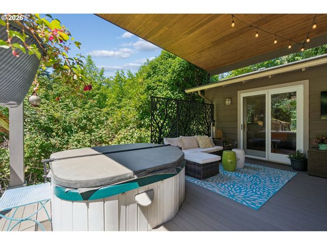1046 Sw PALATINE St, Portland, OR 97219