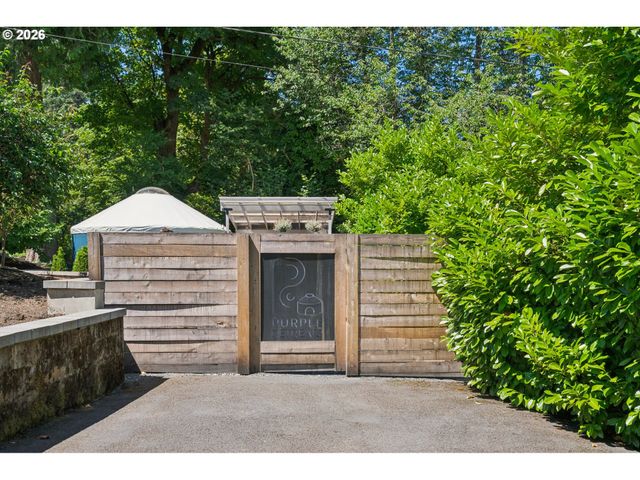 1046 Sw PALATINE St, Portland, OR 97219
