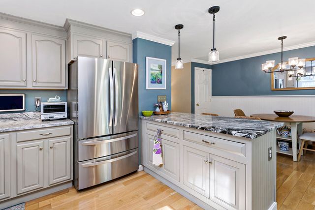 195 Falmouth Road APT 3F, Mashpee, MA 02649