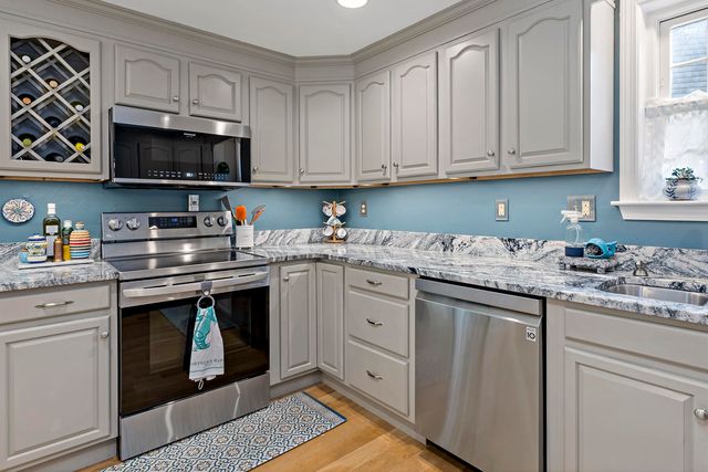 195 Falmouth Road APT 3F, Mashpee, MA 02649