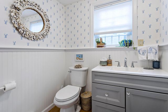 195 Falmouth Road APT 3F, Mashpee, MA 02649