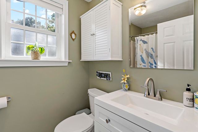 195 Falmouth Road APT 3F, Mashpee, MA 02649