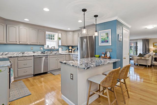 195 Falmouth Road APT 3F, Mashpee, MA 02649