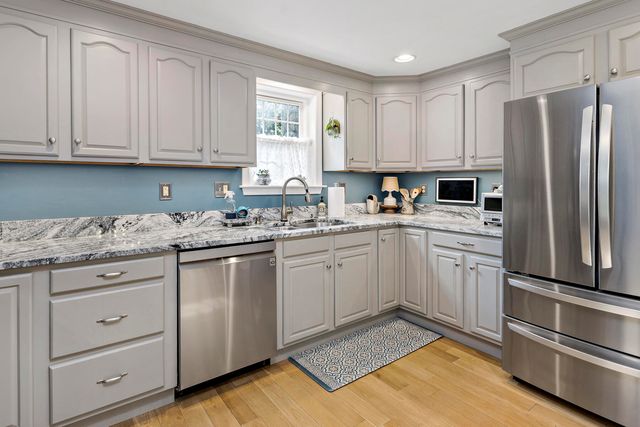 195 Falmouth Road APT 3F, Mashpee, MA 02649