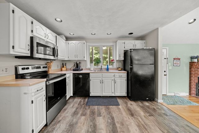 6 Burlwood Ln, Woburn, MA 01801