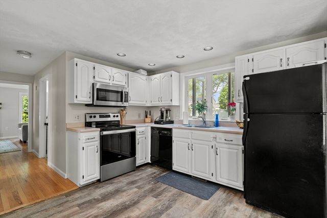 6 Burlwood Ln, Woburn, MA 01801