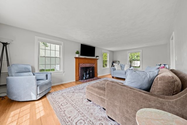 6 Burlwood Ln, Woburn, MA 01801