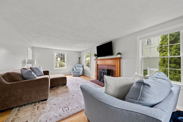 6 Burlwood Ln, Woburn, MA 01801