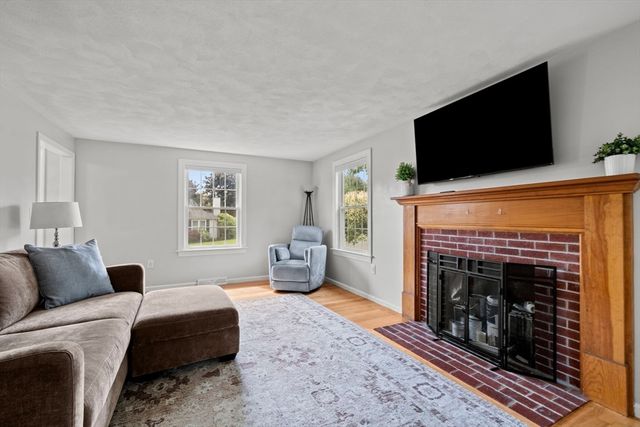 6 Burlwood Ln, Woburn, MA 01801