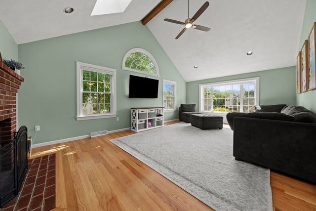 6 Burlwood Ln, Woburn, MA 01801