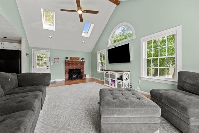 6 Burlwood Ln, Woburn, MA 01801