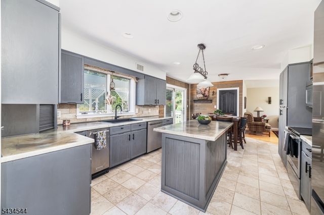4 Campbell Dr, Hardyston Twp., NJ 07419