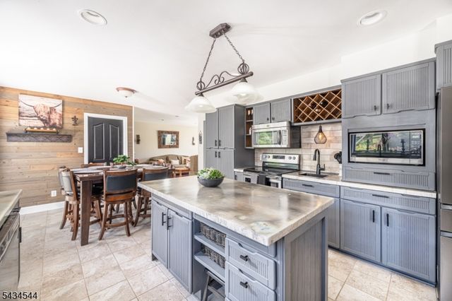 4 Campbell Dr, Hardyston Twp., NJ 07419