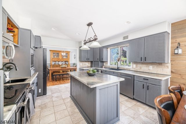 4 Campbell Dr, Hardyston Twp., NJ 07419