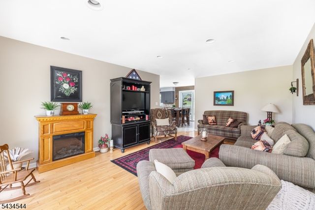 4 Campbell Dr, Hardyston Twp., NJ 07419