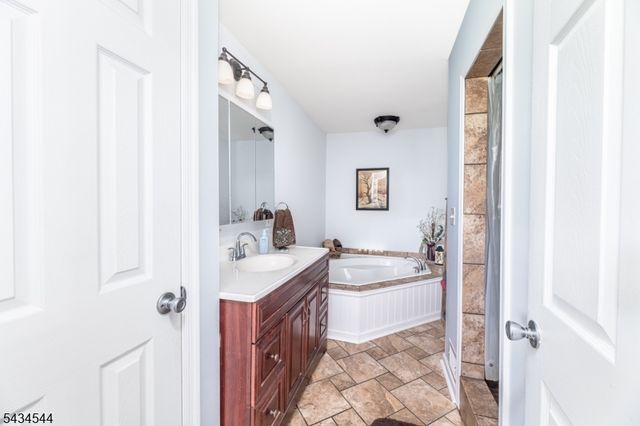 4 Campbell Dr, Hardyston Twp., NJ 07419