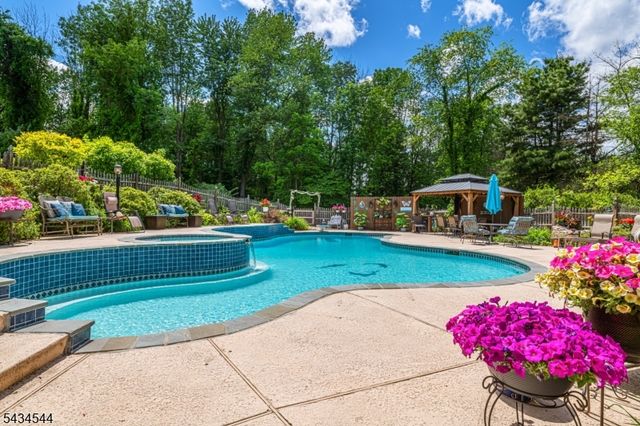 4 Campbell Dr, Hardyston Twp., NJ 07419