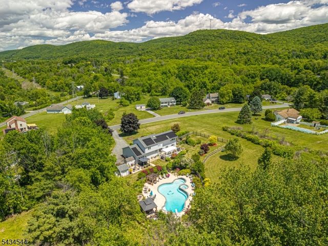 4 Campbell Dr, Hardyston Twp., NJ 07419