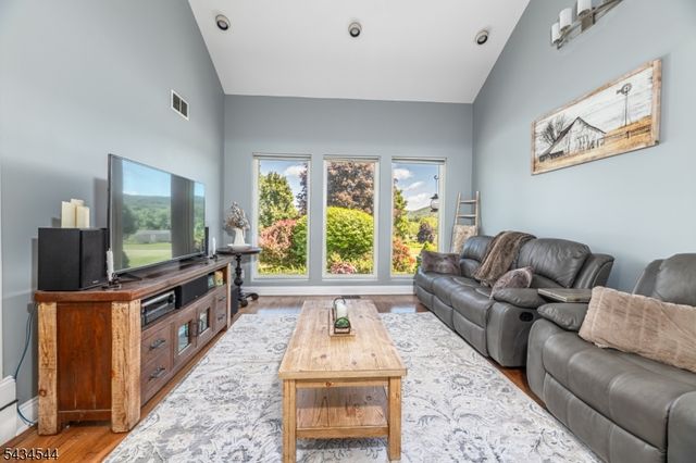 4 Campbell Dr, Hardyston Twp., NJ 07419