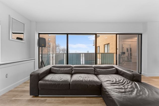 300 Lynn Shore Dr 210, Lynn, MA 01902