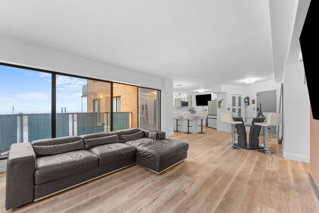 300 Lynn Shore Dr 210, Lynn, MA 01902