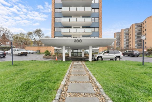 300 Lynn Shore Dr 210, Lynn, MA 01902